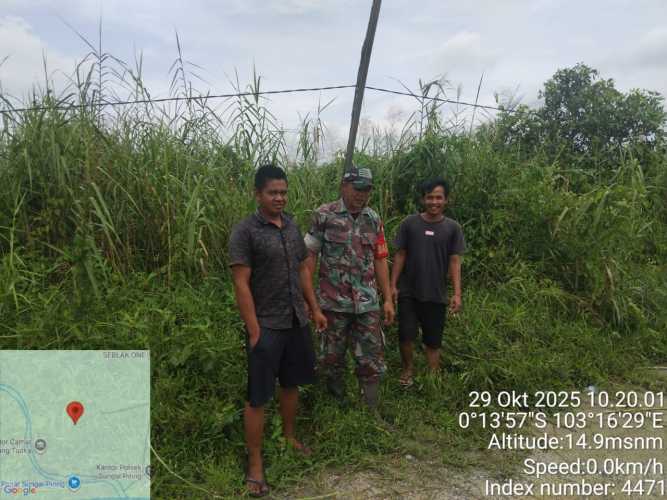 Babinsa Koramil 12/Batang Tuaka Laksanakan Patroli Tapal Batas, Wujud Pengelolaan Wilayah Perkebunan yang Tertib