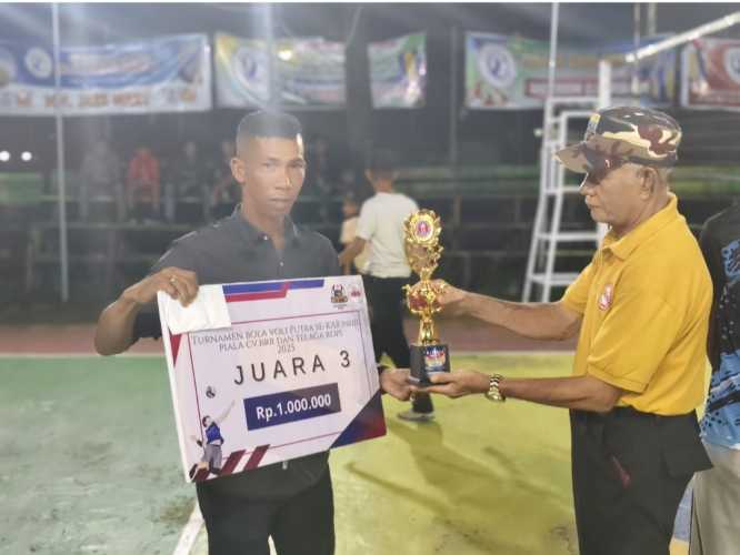 Resmi Menutup, Ketua PBVSI Inhil Serahkan Tropi dan Hadiah Kepada Para Pemenang Turnamen Volly Ball Putra Se- Inhil di Makodim