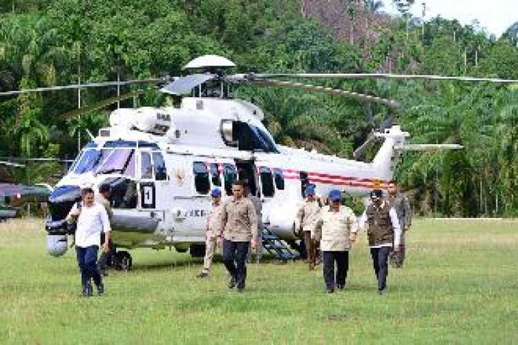Presiden Prabowo Tinjau Kondisi Pengungsi dan Pembangunan Huntara di Agam