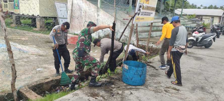 Koramil 08/Mandah Lakukan Karya Bakti TNI Peduli Banjir