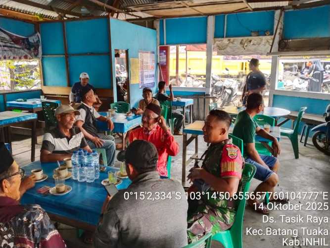 Babinsa Koramil 12 Bertindak Aktif dalam Komunikasi Sosial di Kedai Kopi Desa Tasik Raya