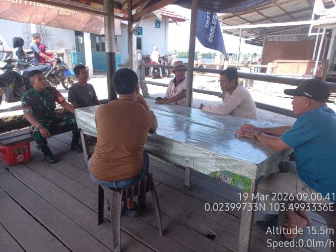 Babinsa Mandah Jaga Silaturahmi Ramadhan Lewat Komsos Bersama Warga