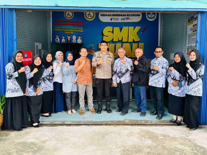 Eks Kabid Humas Polda Riau Bersama WMPR Rayakan Hari Guru di SMK Tuah Negeri