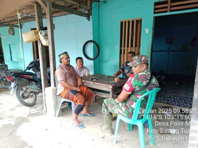 Dengan Komsos, Babinsa Batang Tuaka Posisikan Sebagai Mitra Masyarakat