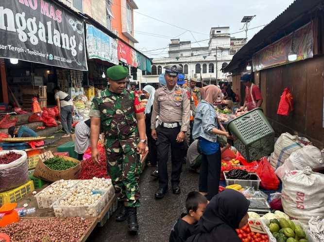 Babinsa Serda Miskal Laksanakan Pengamanan Jelang Tahun Baru 2026 di Pasar Air Mancur Inhil