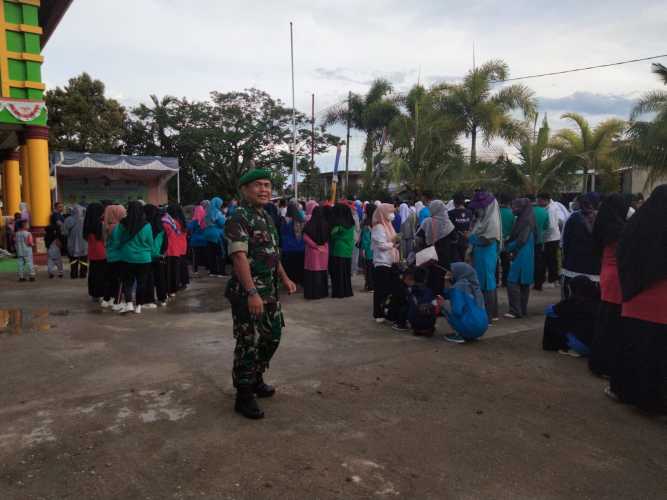 Peringati Hari Amal Bakti  Ke -77 Depag, Sertu Anton laksanakan PAM Jalan Bersama