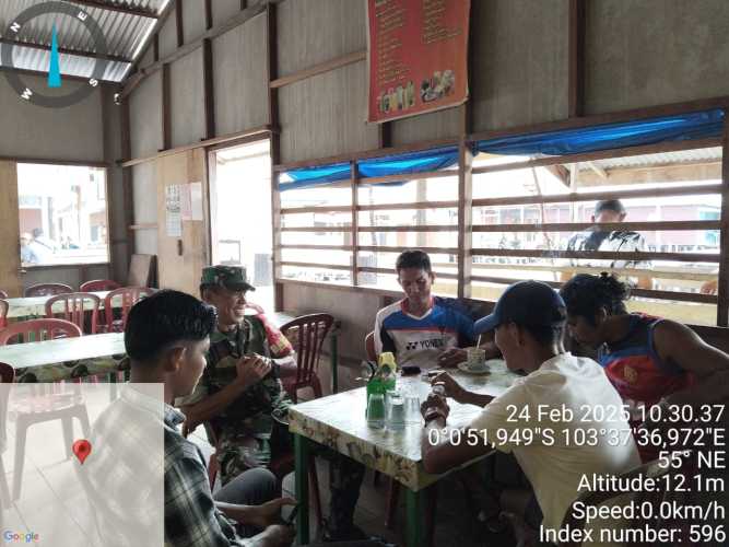 Babinsa Serma H. Situmorang Lakukan Komsos, Himbau Warga Jauhi Narkoba dan Jaga Kebun Kelapa