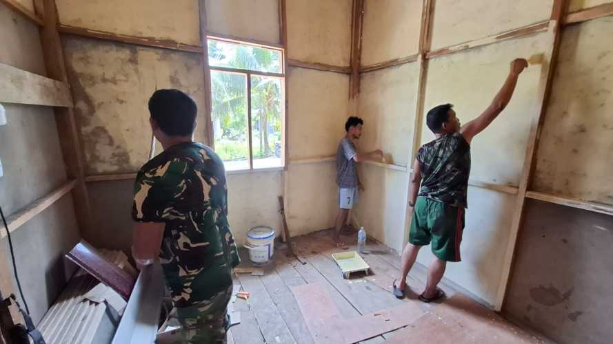 Babinsa Serda Hendra Kardi Lakukan Pengecatan RTLH TMMD Ke-123 Mulai Rampungkan Kegiatan