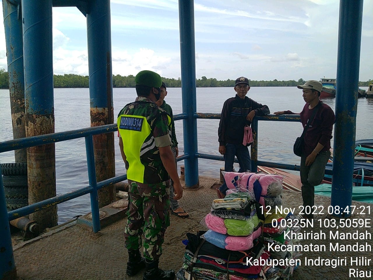 Babinsa Mandah Berikan Saran Kepada Penumpang Pelabuhan