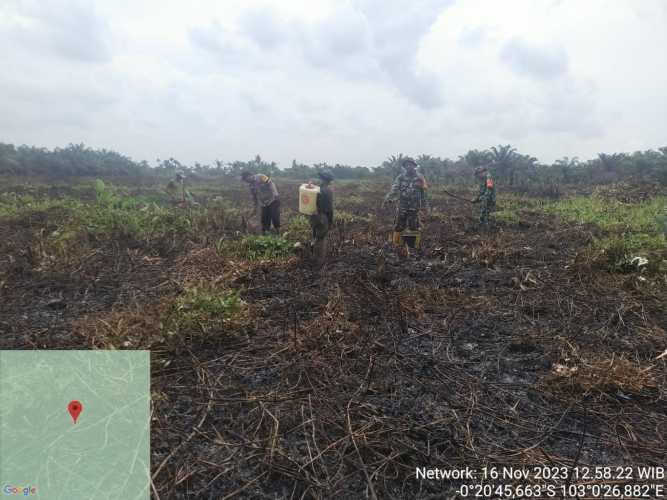 Anggota Koramil 12/Batang Tuaka Berhasil Jinakkan Api di Wilayahnya