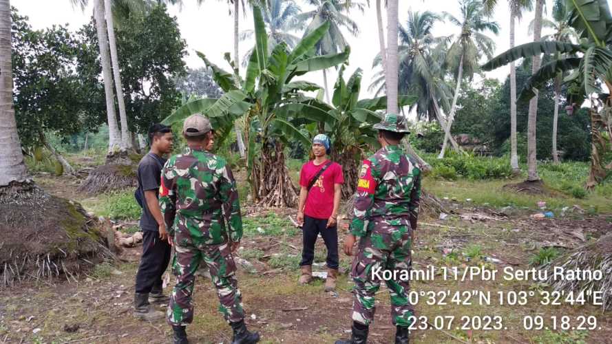 Sertu Ratno Babinsa Koramil 11/Pulau Burung Bersama Personil Lainnya Lakukan Inpeksi Karhutlah