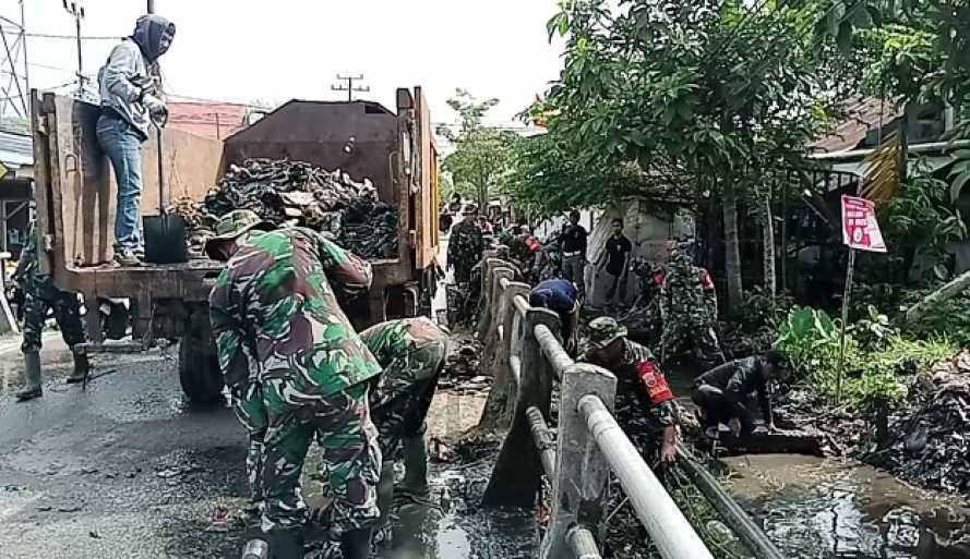 Ratusan Prajurit Kodim 0314/Inhil Turun ke Parit Maupun Pasar dalam Karya Bakti TNI