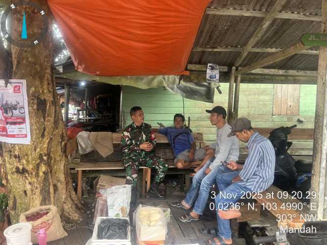 Babinsa Koramil 08/Mandah Ajak Warga Jaga Kamtibmas Melalui Kegiatan Komduk