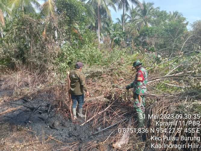 Babinsa Kali Kedua Melakukan Pemadaman di Desa Suka Jaya