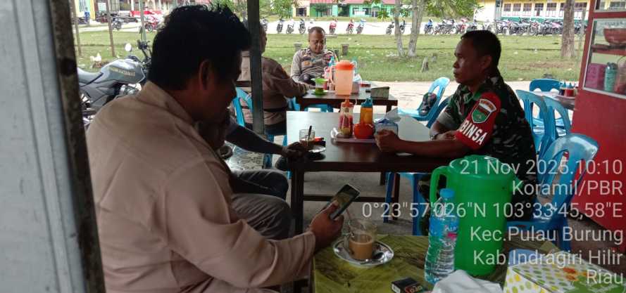 Babinsa Koramil 11/Pulau Burung Serda Hendra Kardi Melaksanakan Komunikasi Kependuduka   Jumat Berkah bersama warga binaan di sebuah kedai sederhana: