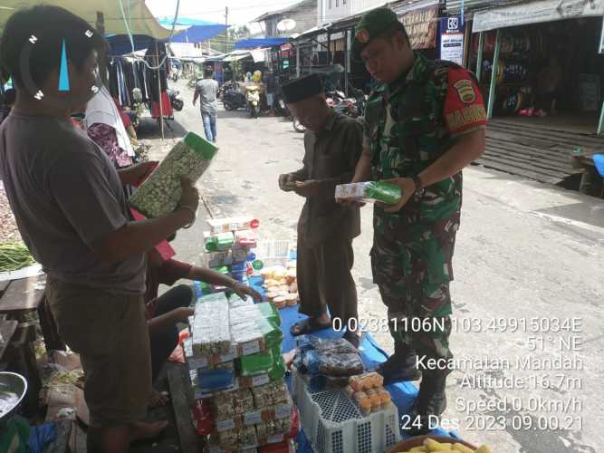 Kondisi Ekonomi yang Sulit,Babinsa Berikan Perhatian Kepada Pedagang