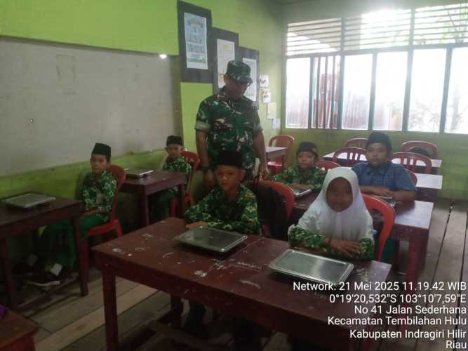 Demi Generasi Sehat, Sertu Anton dan Tim SPPG Serbu Sekolah-Sekolah di Tembilahan Hulu
