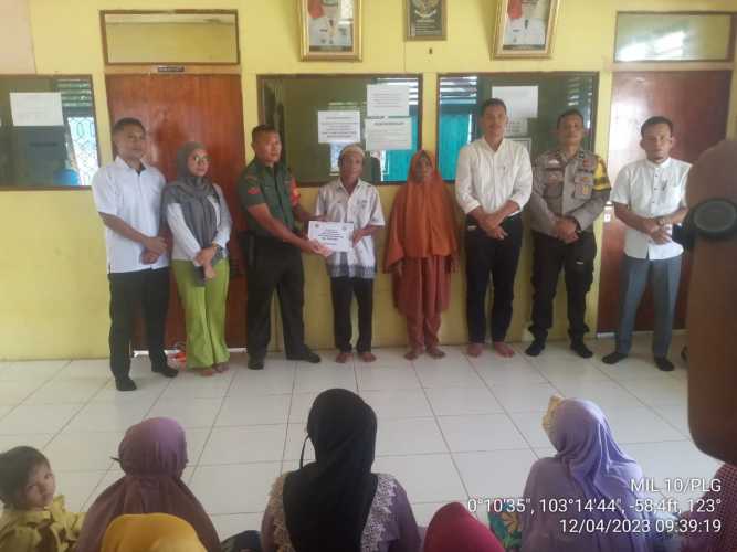 Babinsa Tanjung Simpang Bantu Salurkan Bansos