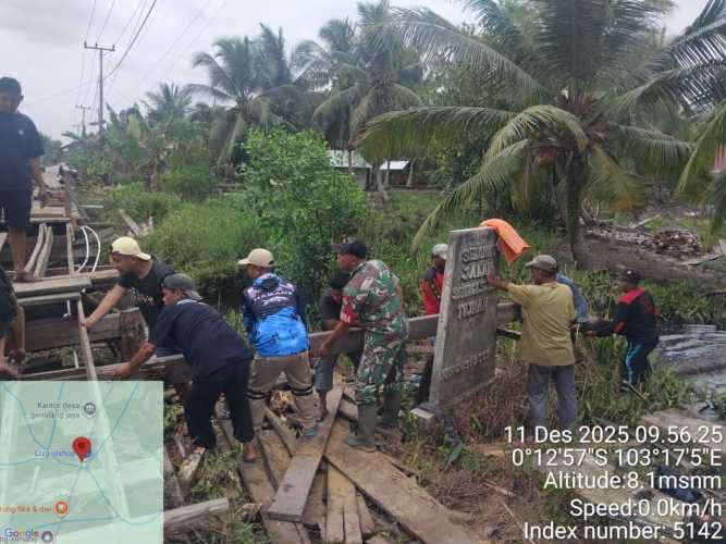 Sempat Viral, Akhirnya Jembatan Nipah Kuning di Perbaiki Oleh Apkowil Koramil 12/Batang Tuaka Bersama Masyarakat