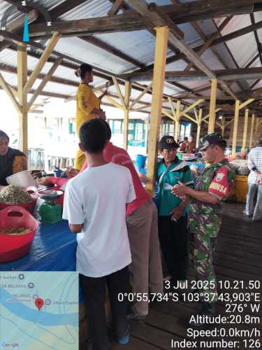Babinsa Serma H. Situmorang Menjalin Komunikasi dengan Pedagang Pasar Tradisional
