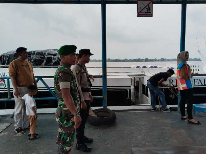Sertu Jondri dari Koramil 01/Tembilahan Amankan Pos Pelayanan Pelindo Operasi Ketupat Lancang Kuning 2025