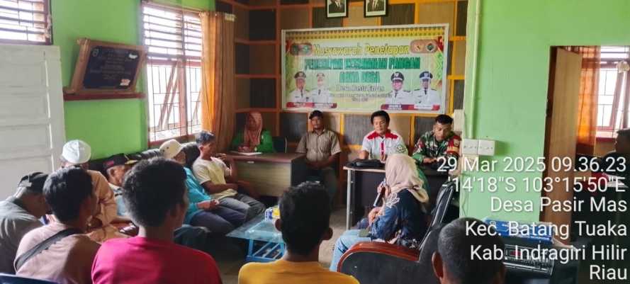 Babinsa Koramil 12/Batang Tuaka Pratu P. Nainggolan Sukseskan Rapat Desa, Tekankan Ketahanan Pangan dan BLT