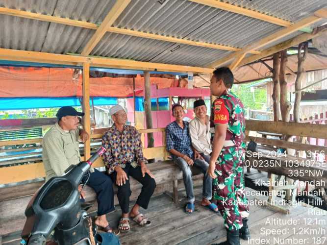 Babinsa Mandah Ikut Andil Dalam Mensosialisasikan Hak Pilih