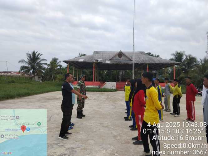 Babinsa Sertu Januar Effendi Bina Calon Paskibra di Kampung Pancasila