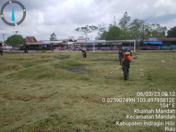 Babinsa Rutin Merawat Lapangan Sepakbola