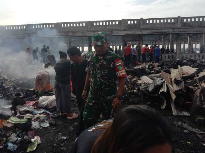 Babinsa Koramil 01/Tembilahan Bantu Watga Evakuasi Puing Sisa Kebakaran di Pasar Terapung Tembilahan