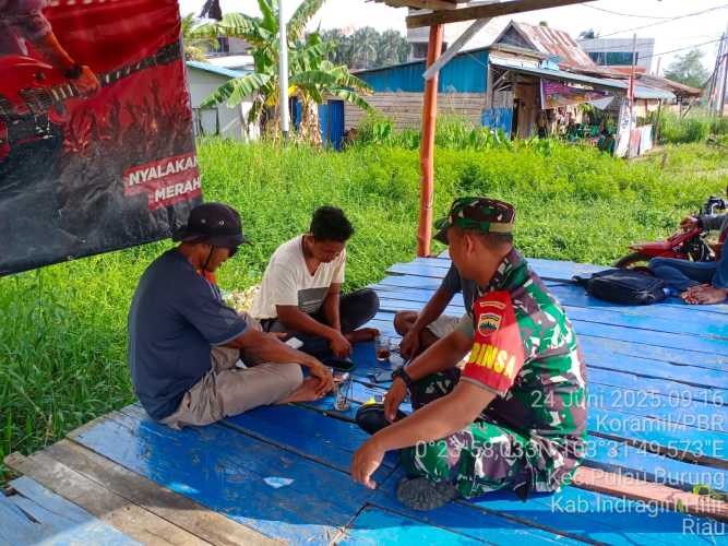 Babinsa Koramil 11/Pulau Burung Jaga Kebersamaan Sosial dan Ekonomi Warga Desa Pulau Burung