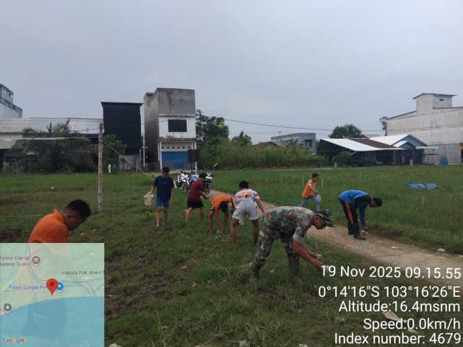 Babinsa Koramil 12/Batang Tuaka Gelar Komduk di Kampung Pancasila, Ajak Remaja Peduli Lingkungan