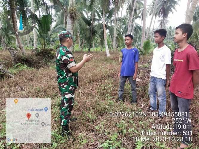 Babinsa Berikan Teknis Penanganan Karhutlah kepada Pemuda Desa