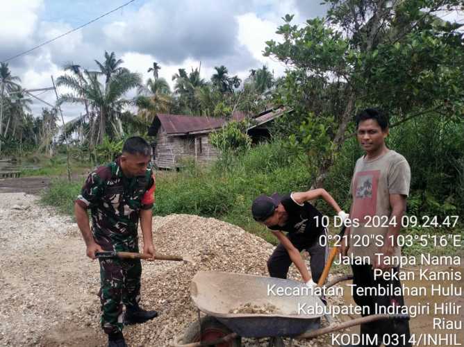 Babinsa Koramil 01/Tbh Kodim 0314/Inhil Gelar Gotong Royong di Desa Sialang Panjang