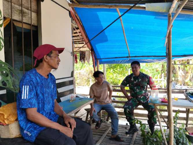 Babinsa Sertu Suherman Mendukung Dukops Binter di Desa Sungai Intan
