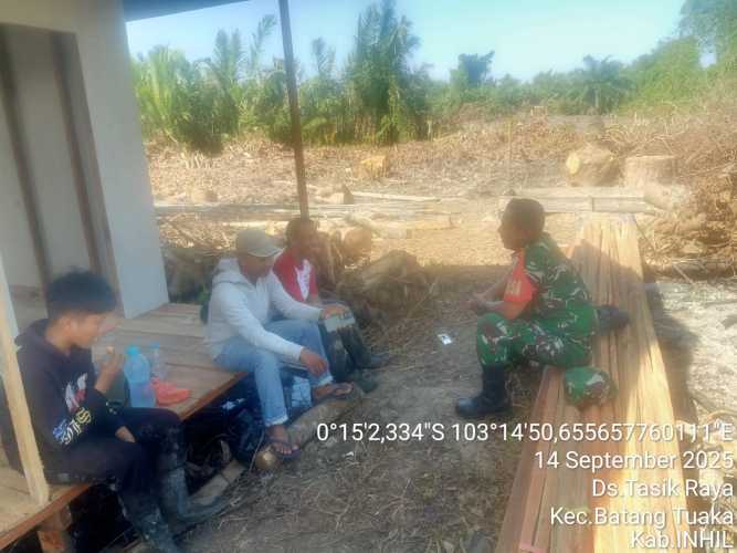 Babinsa Koramil 12/Btk Kodim 0314/Inhil Gencarkan Komsos di Desa Tasik Raya, Imbau Warga Laporkan Tindak Pelanggaran Hukum