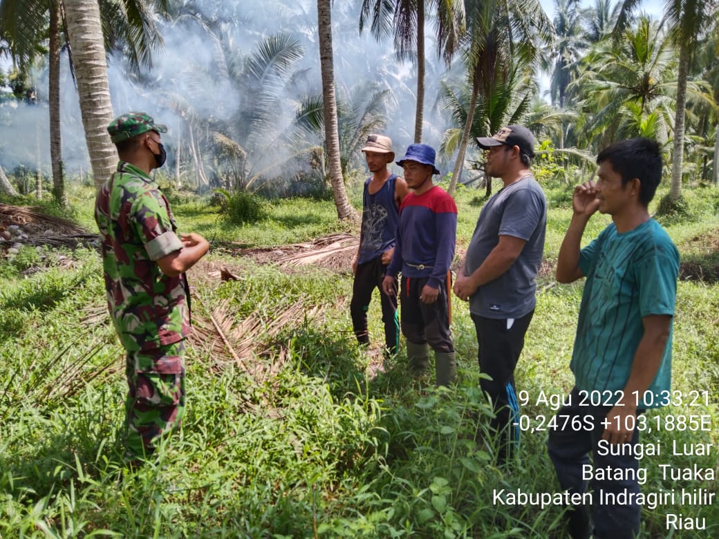 Serda Safrijon Babinsa Koramil 12/Batang Tuaka Tegaskan Larang Membakar Lahan