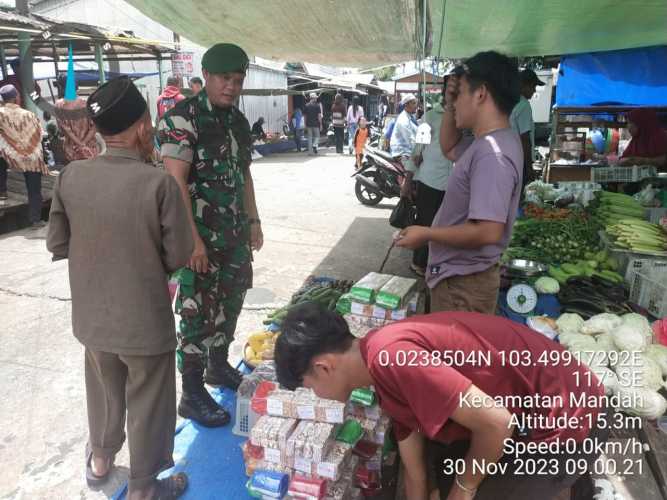 Babinsa Bente Patroli Pengawasan Harga pasar