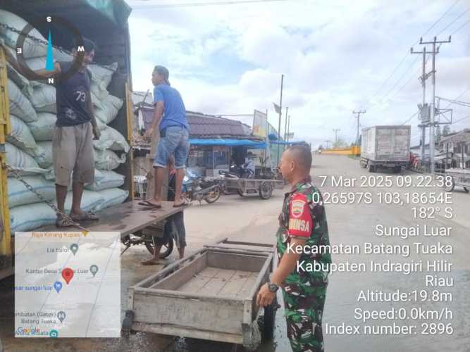 Serda Syafrijon, Babinsa Koramil 12/Batang Tuaka, Lakukan Komsos dengan Para Buruh di Desa Sungai Luar