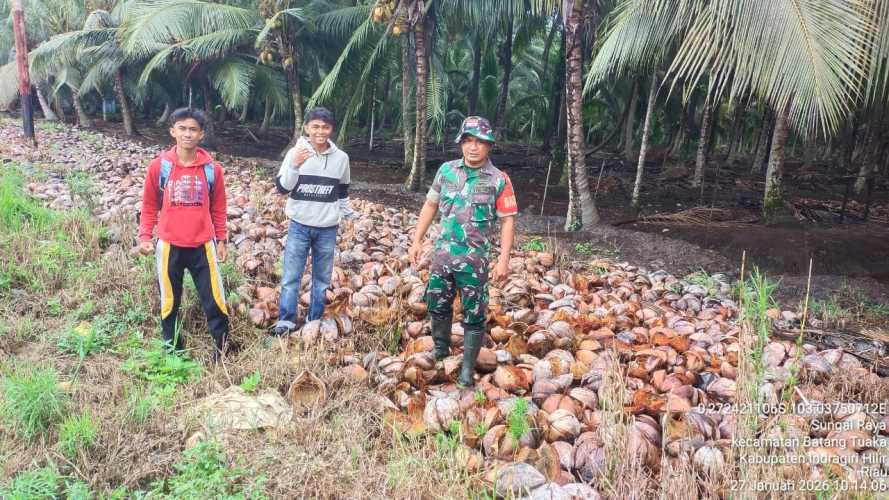 Babinsa Sungai Raya Laksanakan Sosialisasi dan Patroli Karhutla
