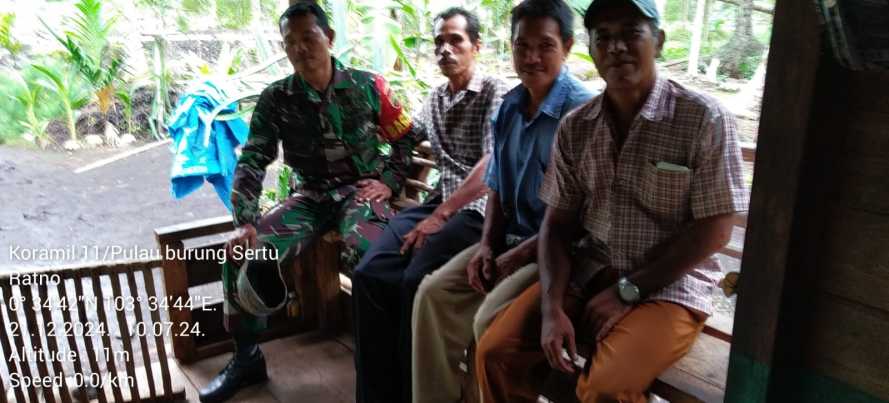 Sertu Ratno: Komsos untuk Ciptakan Keamanan dan Harmoni di Desa Pulau Burung