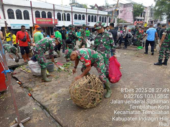 Semarak Hari Juang Kartika: Koramil 01/Tembilahan Bersihkan Pasar Terapung Bersama Warga
