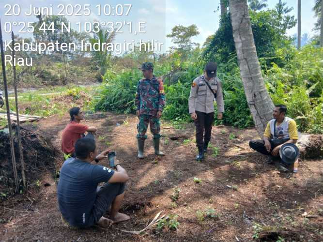 Babinsa Koramil 11/Pulau Burung  Pantau Kelembaban Gambut untuk Cegah Karhutla di Desa Ringin Jaya