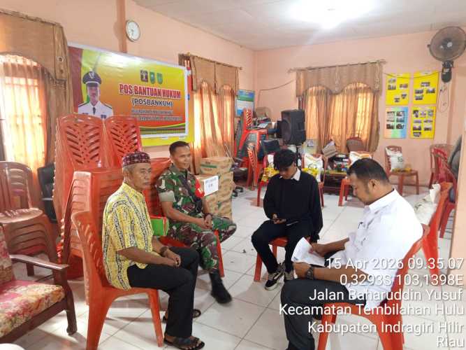 Wujud Kepedulian, Babinsa Serda Ronald Manalu Dampingi Distribusi Bantuan Sosial