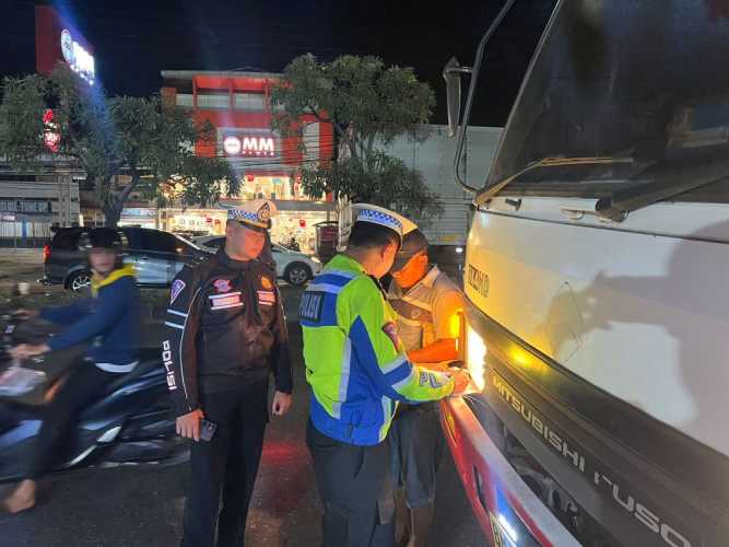 Meskipun Sudah Diatur, Bongkar Muat Truk Besar Masih Terjadi di Luar Jam Ketentuan