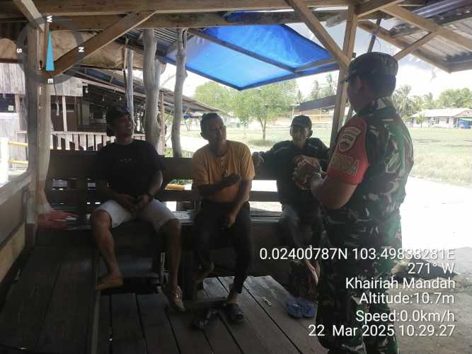 Babinsa Kopda Hendri Laksanakan Komsos dengan Warga, Ajak Jaga Keamanan dan Ketertiban