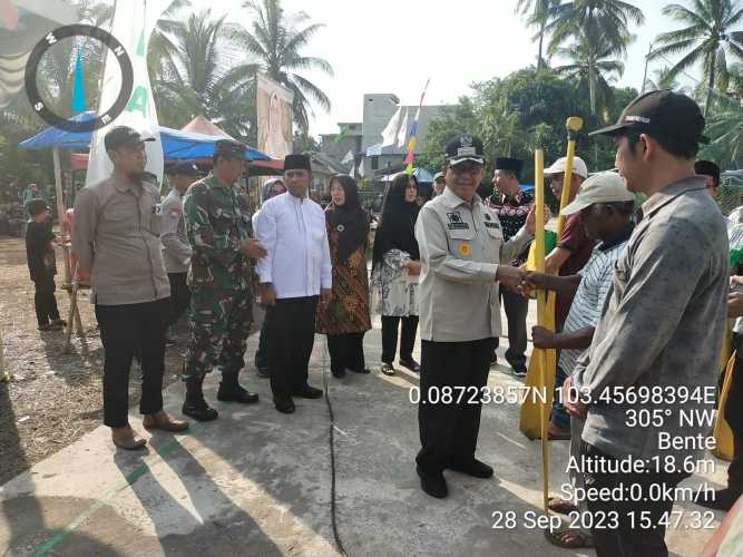 Danramil Mandah Dampingi Bupati Serahkan Bantuan Perahu dan Permodalan Bagi Nelayan Produktif di Desa Bente