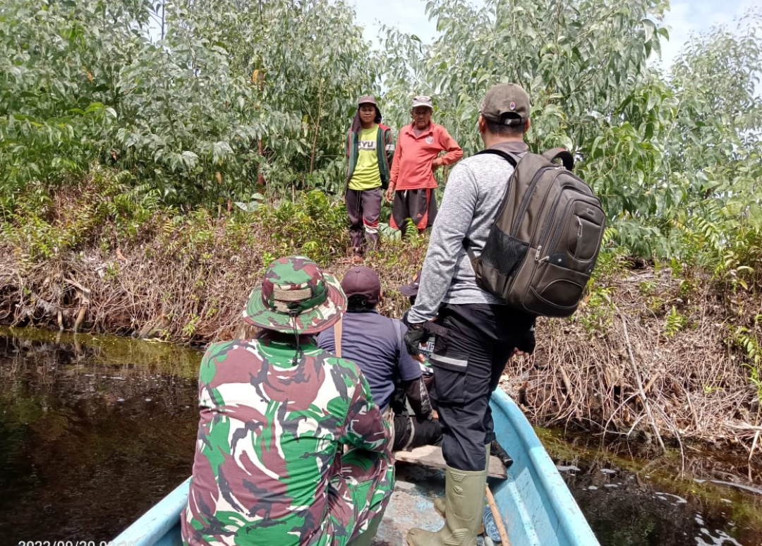 Kopda Sihabuddin Babinsa Koramil 12/Batang Tuaka Patroli Lintas Kanal