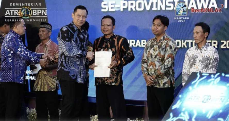 Serahkan Sertipikat Tanah Elektronik di Jawa Timur, Menteri AHY: Sertipikasi Elektronik Cegah Terjadinya Pungli