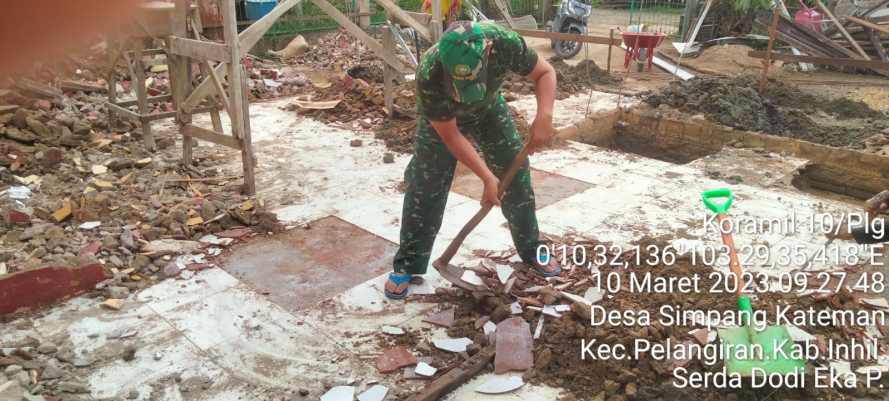 Babinsa Inisiatif Pemenahan Lapangan Bulu Tangkis